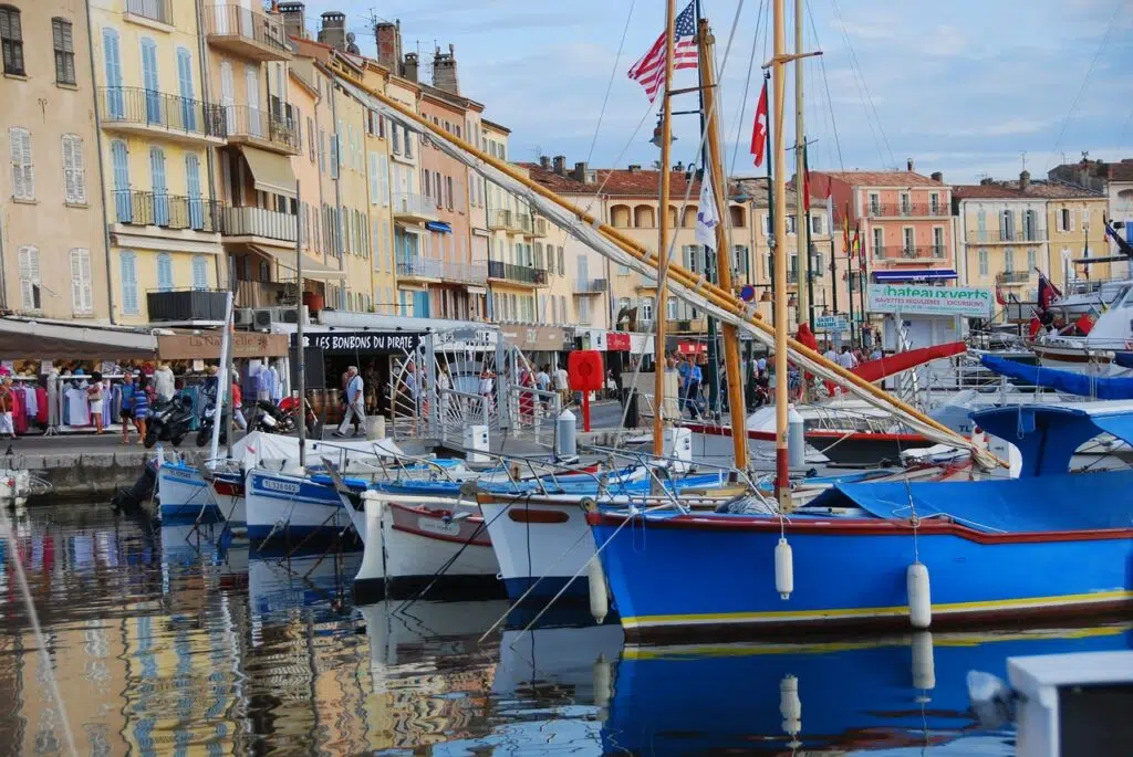 En shorts de bain ou tenue de ville, St Tropez reste une destination privilégiée