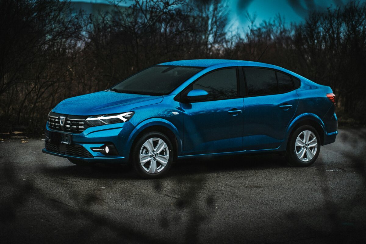 Une voiture bleue garée dans un parking